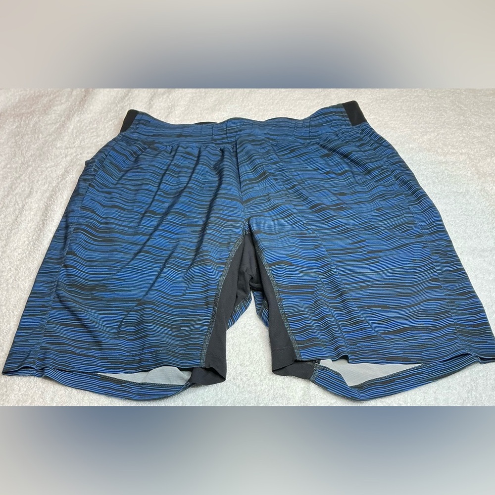 Men’s Lululemon Athletica Dynamic Blue and Black Athletic Shorts size L